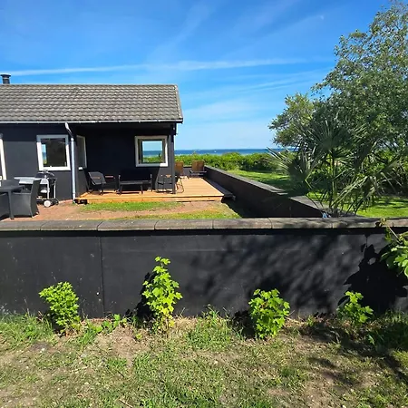 Renoviertes Strandhaus In Einzigartiger Lage Abjerg